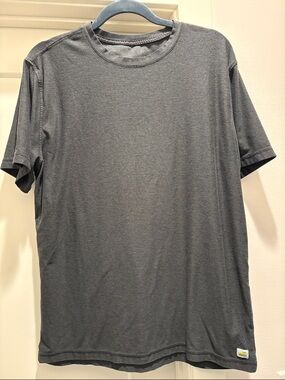 Vuori Short Strato Tech Tee in Dark Gray